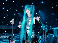 萌新推特00後露臉網紅美少女▌白莉愛吃巧克力▌Cos初音未來 香艷酥乳粉嫩白虎演唱會 精美私拍