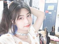 偷翻女同学手机相册里的所有自拍