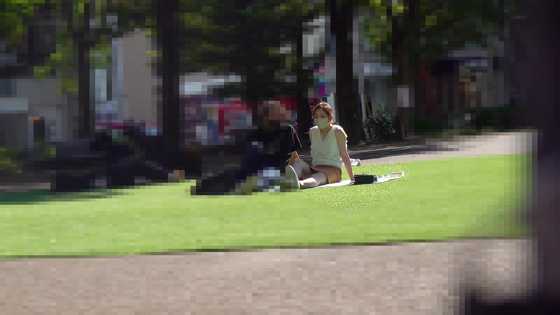 【TP推薦】 公園草坪高清拍攝高顏值口罩女與男友聊天 霸氣外泄白色透明小內內 三角區毛毛濃密