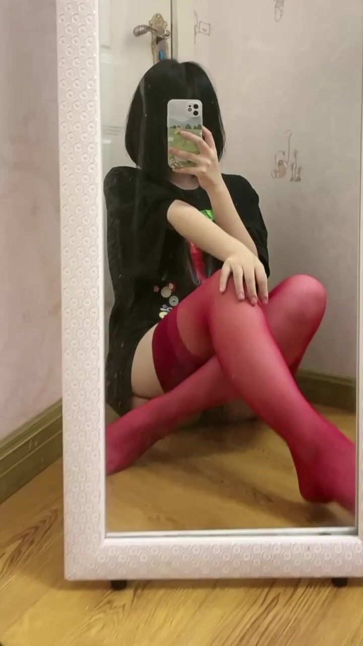 皮皮蝦網紅純欲女神【在下小羊】人前傲女，人後母狗，被金主包養定製私拍各種裸舞紫薇視頻207V (141)