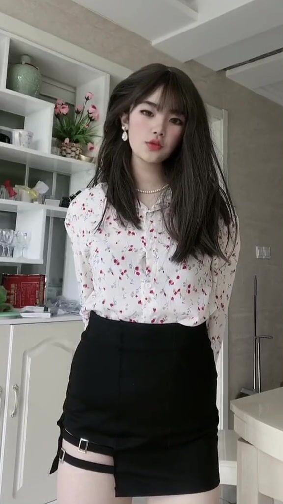 皮皮蝦網紅純欲女神【在下小羊】人前傲女，人後母狗，被金主包養定製私拍各種裸舞紫薇視頻207V (17)