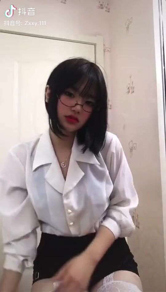 皮皮蝦網紅純欲女神【在下小羊】人前傲女，人後母狗，被金主包養定製私拍各種裸舞紫薇視頻207V (2)