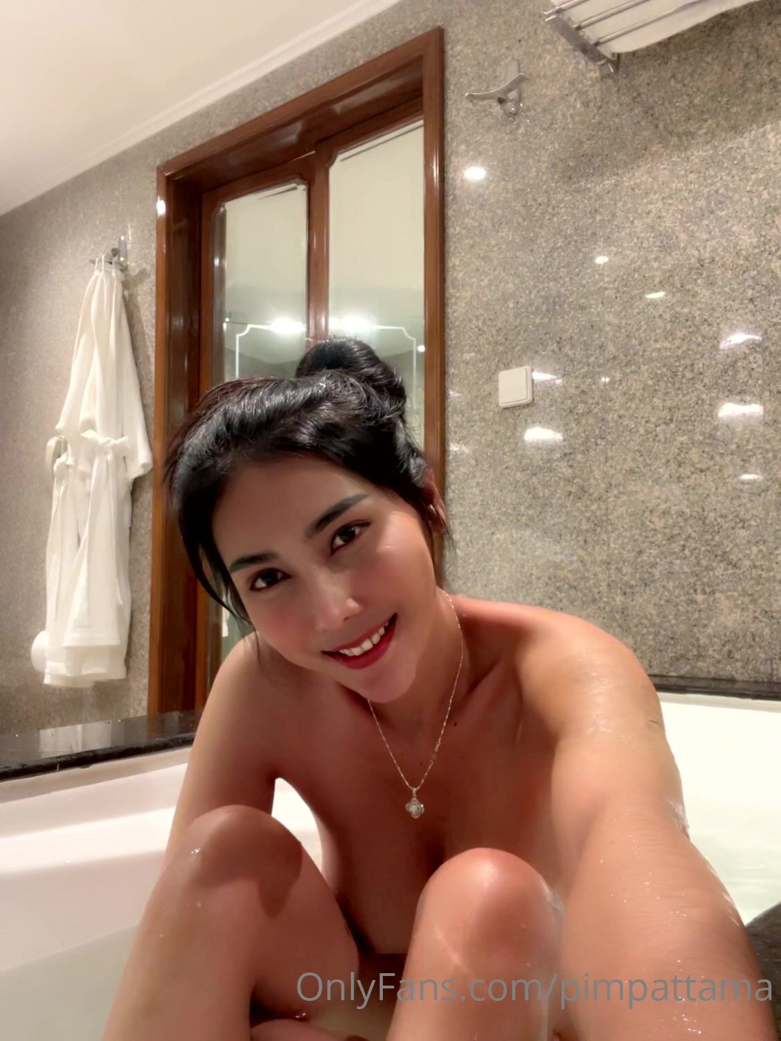 群狼求檔Onlyfans擼鐵美顏極品巨乳長腿反差御姐Pim可愛兔牙紅唇馬甲線不雅自拍視圖 (33)
