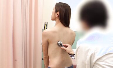 【精品TP】外站檢診盜撮 無良醫生偷拍記錄其脫光上衣來檢查乳房的美女們11-14系 (4)