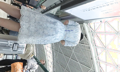 超高質量機場地鐵抄底 高挑美女陰毛旺盛露出兩根 三角內內夾在逼縫隙里 高清1080P版 (14)