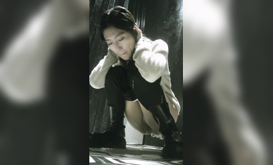 酒吧女厕全景偷拍 身材苗条的美女估计憋了很久突然得到释放感觉好爽