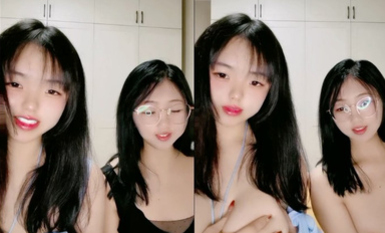 童颜巨乳小嫩逼，风骚好姐妹一起大秀直播诱惑，淫声荡语互动撩骚，揉奶玩逼特写展示小粉逼，精彩不要错过