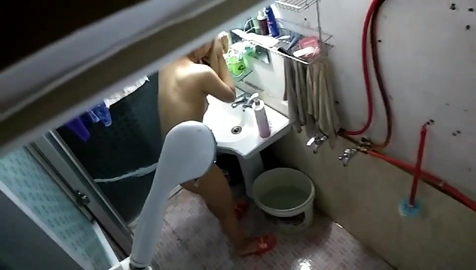 大眾澡堂民宅公寓出租房衛生間浴室各種極限操作現場實拍多位妹子洗香香基本都是亮點 (6)