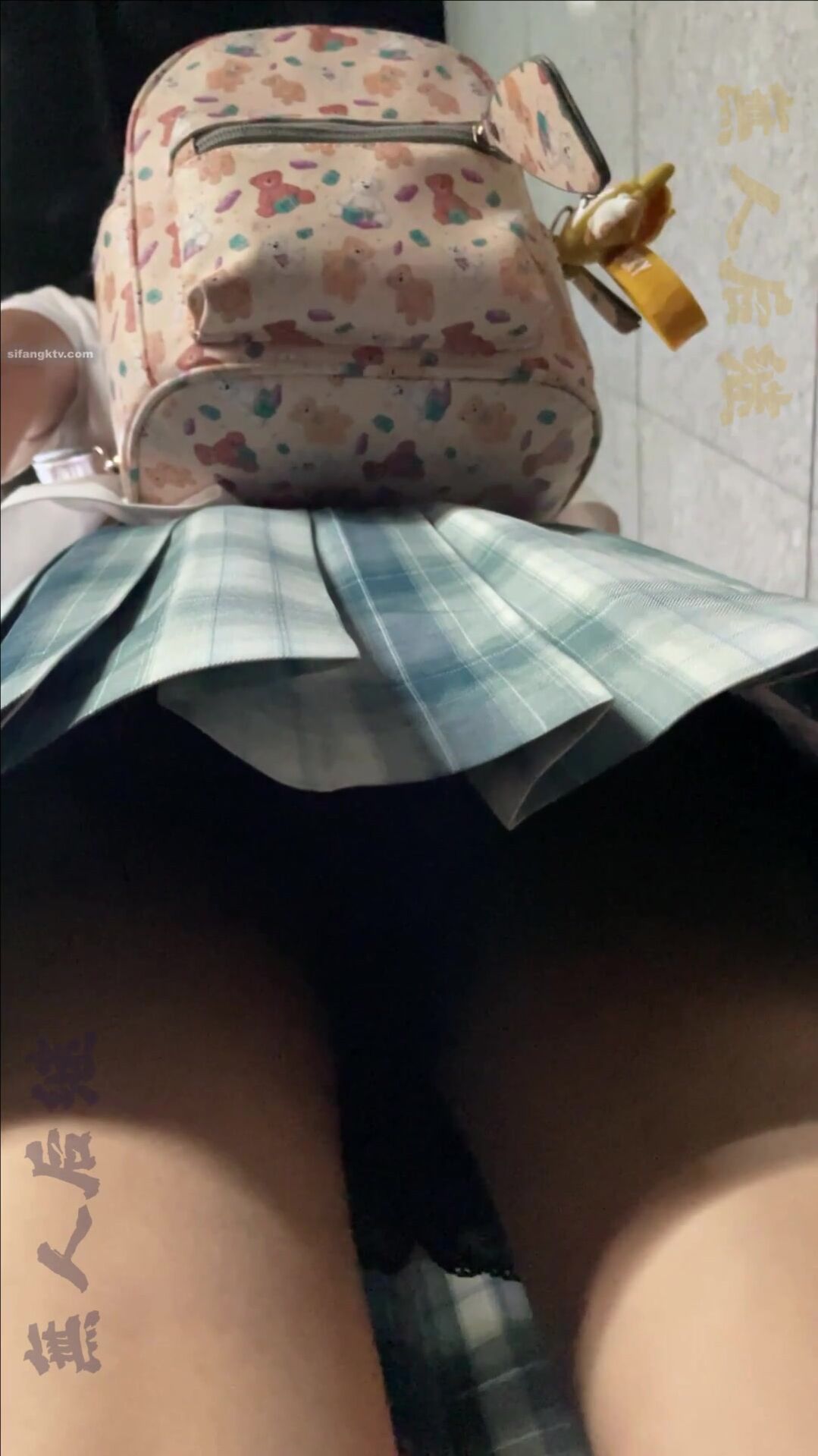 瘋狂偷拍各種小姐姐裙底 邪惡手指開啟 直接用手掀裙子抄底 超邪惡第二彈 超清4K (12)