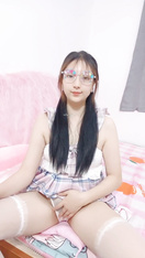 2024年7月，新人下海~【小甜舔】戴著眼鏡的學生妹！超美胸！超想舔她，眼鏡妹就是看著過癮 (2)