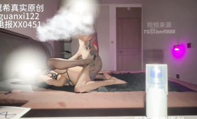 【8月新檔】北京女大學生約炮王紋身哥「冠希原創」付費新作！黑絲女大學一邊自慰一邊挨操騷死了