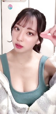 【ライブチャット】縦画面！高画質！ジェ◯ピケパジャマの下は露出多めキャミ＆ショーパン姿のＳＳ級タレント並美人女子が降臨！健康的美白肌＆柔らかい身体！