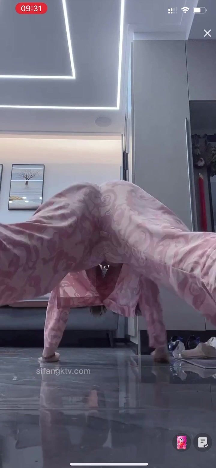 最新《瘋狂抖音》外篇之《抖音擦邊》眾女神直播中各種閃現走光刷邊 露毛露屁 凸點誘惑 (59)