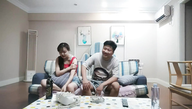 老哥約甜美小姐姐，聊天後，揉揉奶子沙發上操一會，騎乘抽插轉戰到卧室，扶著小腰後入撞擊猛操