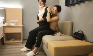 挺漂亮小姐姐，與雙男一起3P激情，雙男一個舔逼一個插嘴扶腰後入猛頂騎坐姿勢爆操