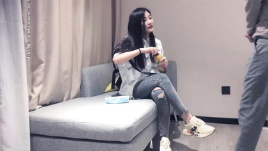 牛仔褲妹子在沙發啪啪，沙發調情後，蹲著口交上位騎坐後入抽插猛操呻吟