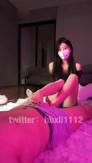 足控足交-御姐風，性感黑色露肩裝，裸足超快擼雞巴，言語羞辱_1