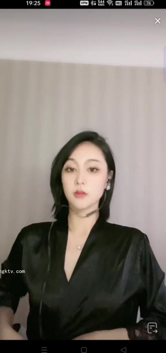 最新《瘋狂抖音》外篇之《抖音擦邊3》顏值主播直播各顯神通 閃現 走光露點 刷邊PK (11)