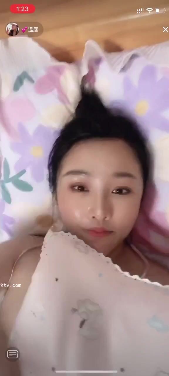 最新《瘋狂抖音》外篇之《抖音擦邊3》顏值主播直播各顯神通 閃現 走光露點 刷邊PK (143)