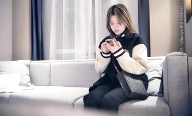 LOVE小天探花約棒球服短發萌妹子啪啪,脫掉衣服花臂紋身看不出社會人，腰細胸大側入妹子被操哭了