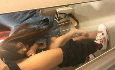 黑絲玉足反差女大學生，商場試衣間立口爆足交不雅私拍 (2)
