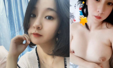 00後騷母狗女大學生，在女生宿舍裡面自拍給異地戀男友看，私下裡竟然這么飢渴